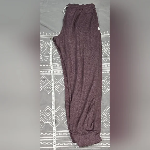 Vuori Womens Performance Joggers In a Burgundy Color Size Large - Picture 3 of 8